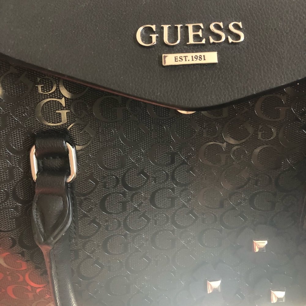 🛑SOLD🛑 Guess Handbag 👜 with strap - Picture 1 of 8